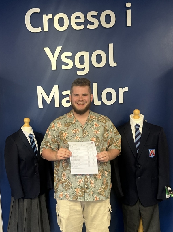 The Maelor School Students Celebrate Another Year of Exceptional A-Level Results